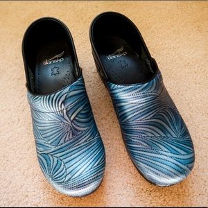 DANSKO WOMEN’S CLOGS LIKE-NEW IN BLUE - SIZE 39
